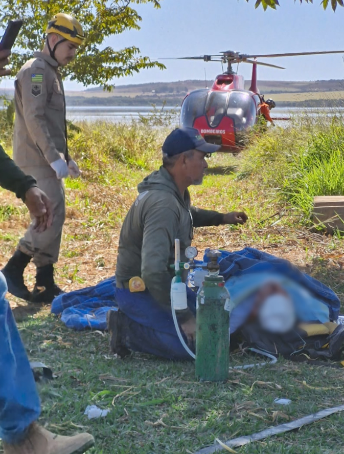Socorristas do Corpo de Bombeiros atendem uma vítima do helicóptero que caiu