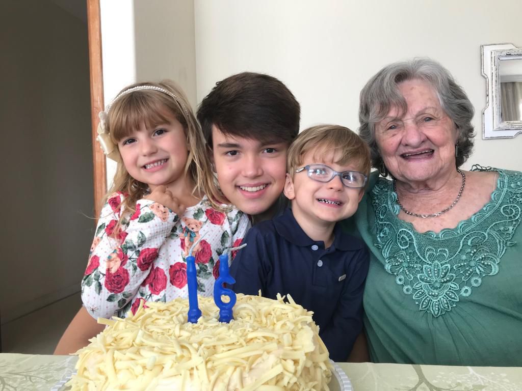 O sucesso na internet, Vitor, com sua avó e primos comemorando o aniversário de 16 anos dele.