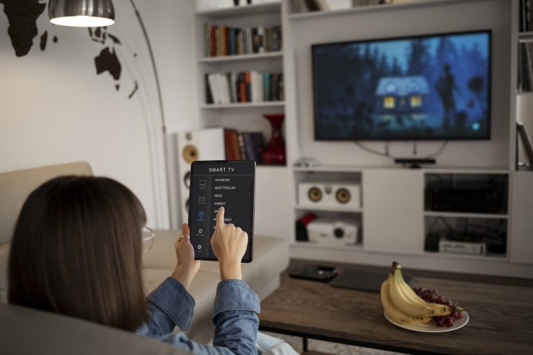 mulher assiste televisão integrada com smart tb