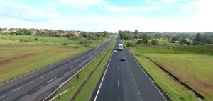 Estrada da BR-050, que corta a cidade de Uberlândia, reforçando o polo logístico