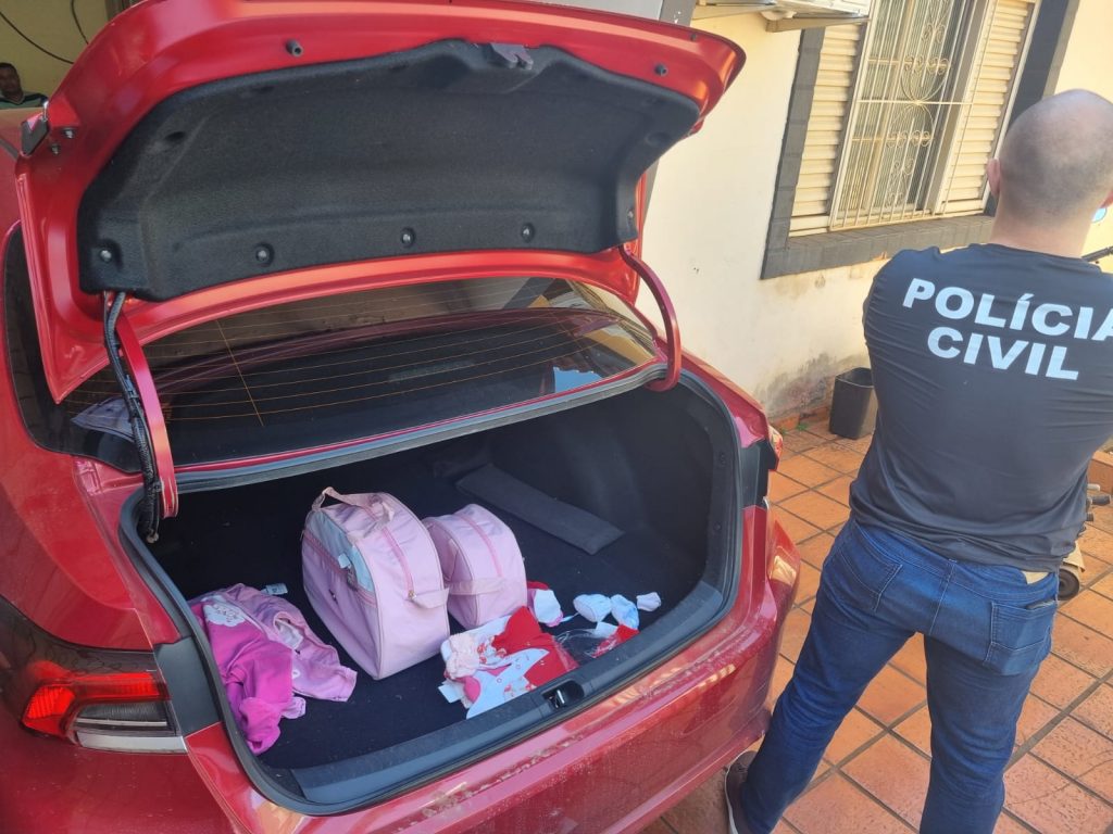 Itens de bebê no carro da suspeita, presa em Itumbiara