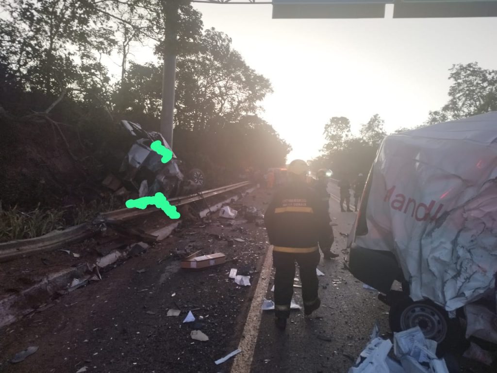 Veículos teriam colidido de frente, segundo o Corpo de Bombeiros - Foto: CBBMG/ Divulgação