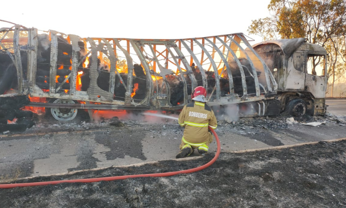 Caminhão ficou totalmente destruído após o incêndio