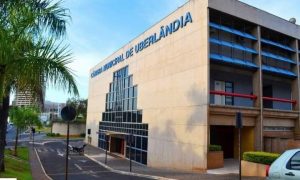 Fachada da Câmara Municipal de Uberlândia, onde vereadores aprovaram projeto pioneiro de proteção e bem-estar animal