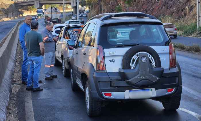 Trânsito lento causa engavetamento na BR-365 em Uberlândia 