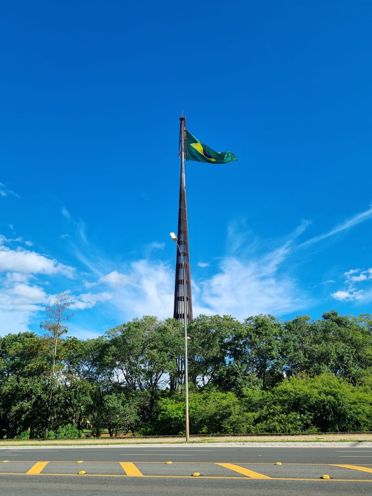 Bandeira do Brasil na Praça dos 3 Poderes, em Brasília