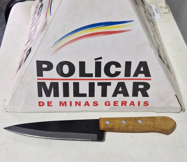 Faca foi encontrada na casa do agressor - Foto: Polícia Militar/ Divulgação