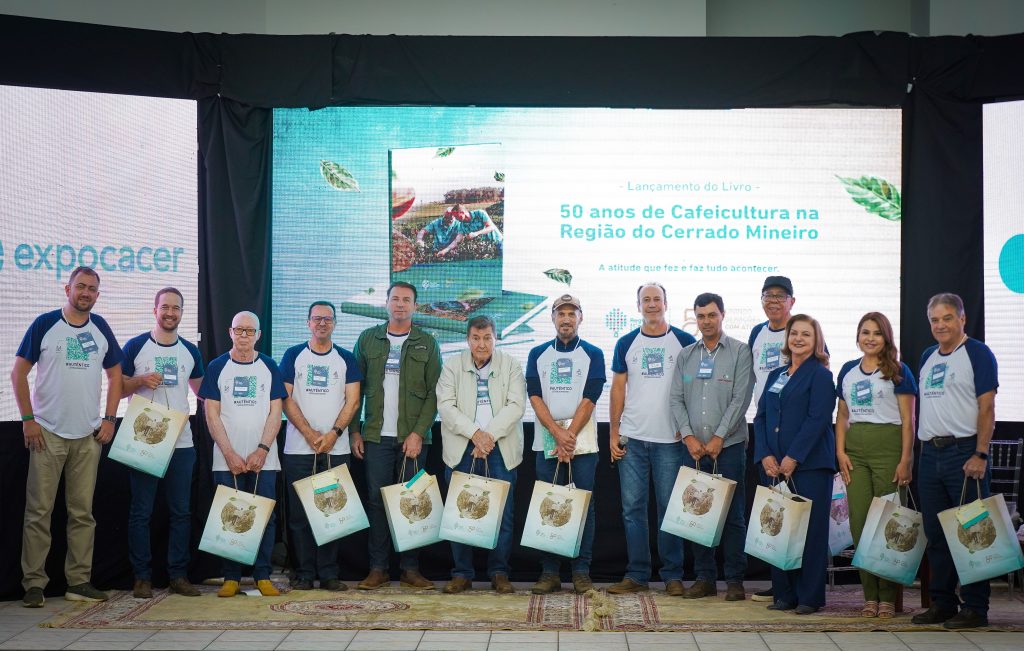 Autoridades presentes durante o lançamento do livro sobre cafeicultura no Cerrado Mineiro