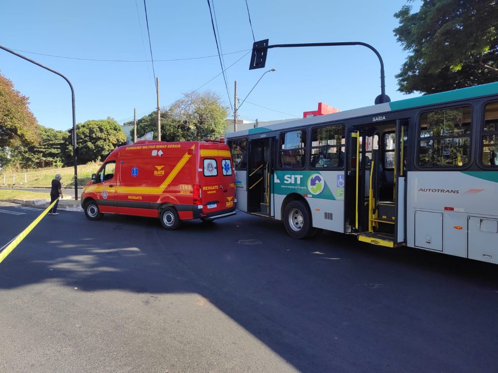 Mais um ônibus de transporte público se envolve em acidente nesta manhã