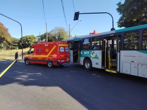Mais um ônibus de transporte público se envolve em acidente nesta manhã.