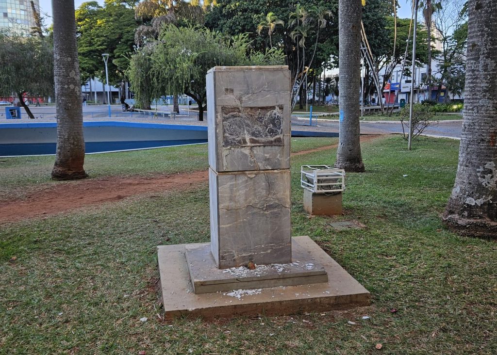 Monumento de Grande Otelo foi instalado há 52 anos.