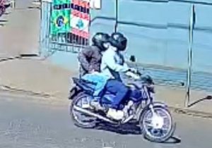 Criminosos teriam se apoderar do malote de dinheiro e fugido do local em uma motocicleta