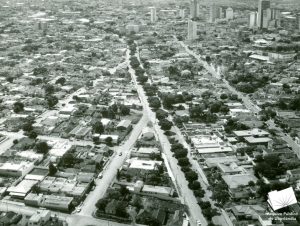 Vista parcial da cidade. Trecho da av.Getúlio Vargas arborizada. A esquerda bairro Oswaldo e a direita Tabajaras e centro. Acervo de Uberlândia