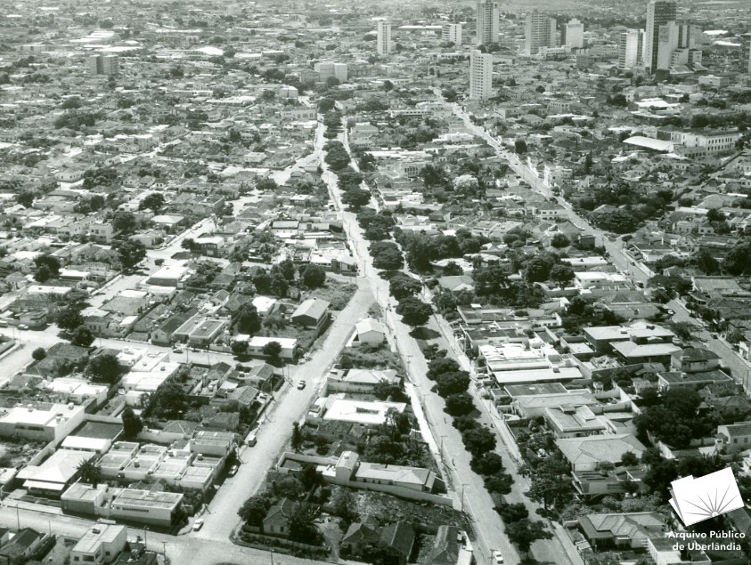 Vista parcial da cidade. Trecho da av.Getúlio Vargas arborizada. A esquerda bairro Oswaldo e a direita Tabajaras e centro. Acervo de Uberlândia