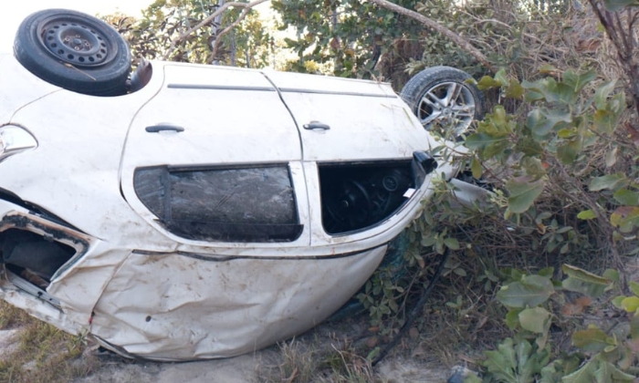 Carro capotado após acidente grave