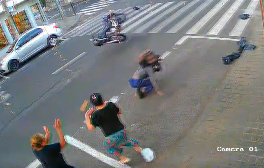 Câmera de segurança flagra o momento da batida violenta entre as motos, no bairro Martins