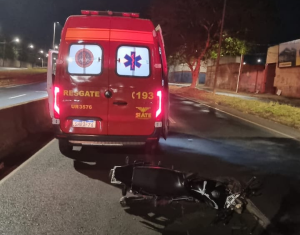 Acidente entre carro e moto deixa duas pessoas ferida