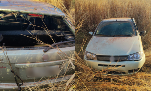 Carro do policial militar que ficou caído às margens da rodovia