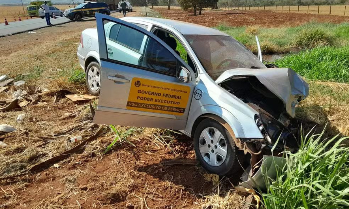 Acidente entre carro e veículo da UFU teria acontecido quando um dos carros tentava acessar um posto de combustíveis - Foto: Universidade Federal de Uberlândia/ Reprodução