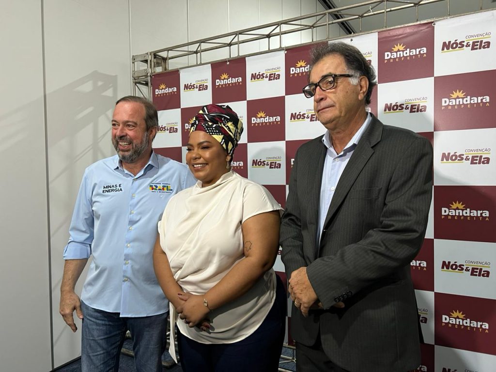 Ministro de Minas e Energia, Alexandre Silveira, Dandara (PT) e Geraldo Jabur (PSD) durante convenção partidária em Uberlândia 