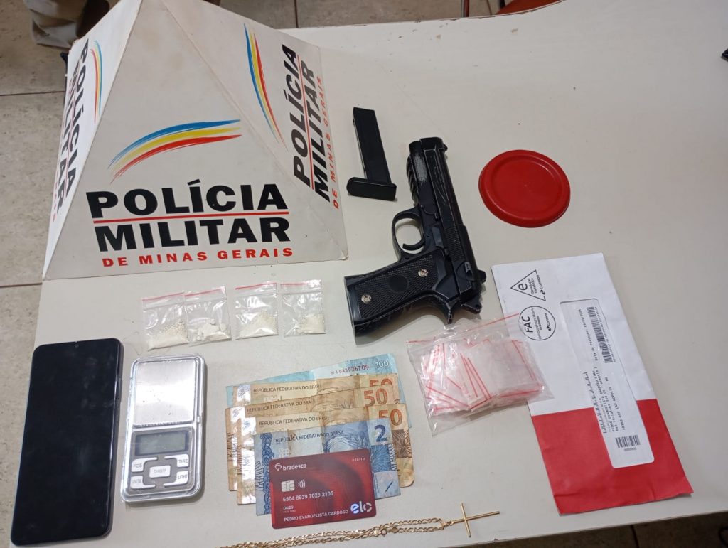 drogas e armas apreendidas em operação