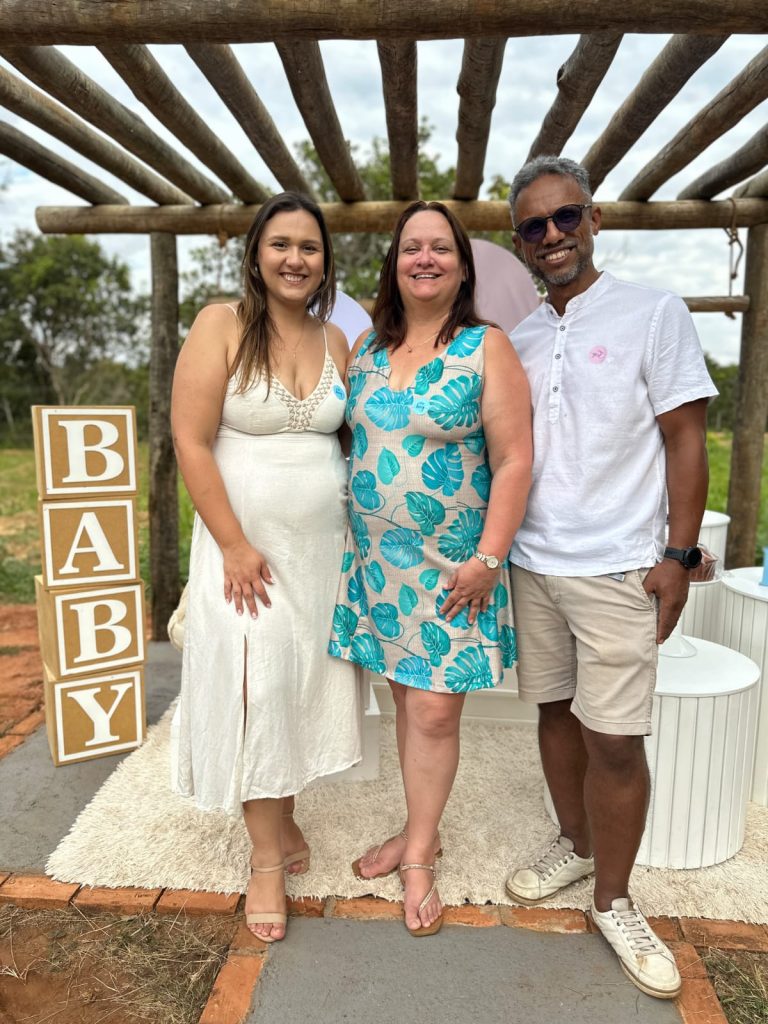 Camila de Andrade, Maria José e Wesley Dias no dia do chá revelação de seu primeiro neto.