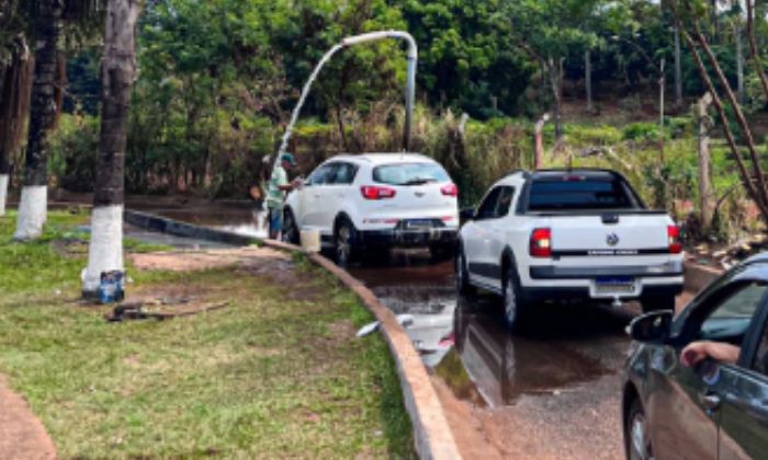 Frequentemente local apresenta filas de carros para passarem pela bica d'agua