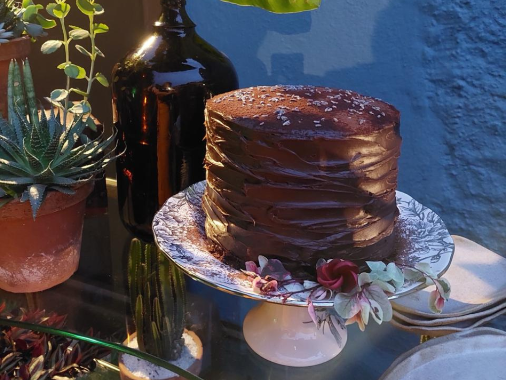 Bolo de chocolate com lavanda