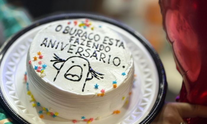 bolo de aniversário para buraco na via