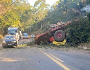 Passageiro precisou ser socorrido pelo Corpo de Bombeiros, pois estava preso às ferragens