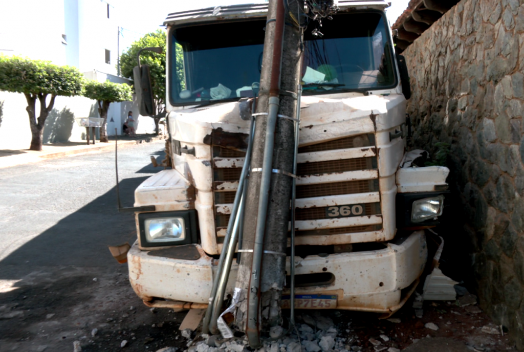 Carreta bateu em poste e ficou com a frente danificada