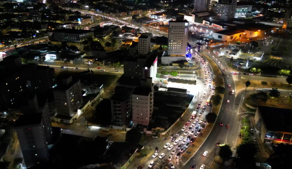 Imagens aéreas da Av. João Naves de Ávila mostrando congestionamento
