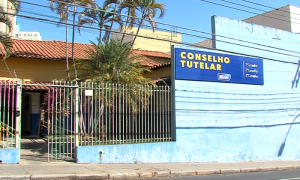 Conselho tutelar deve cuidar do caso de mãe suspeita de abandonar filhos para se prostituir