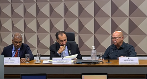 Senadores e o presidente do Patrocinense durante reunião da CPI