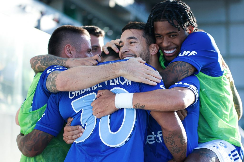 Jogadores do Cruzeiro comemorando gol