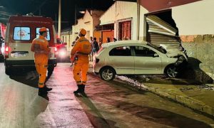 Carro batido em porta de supermercado após o motorista perder o controle da direção