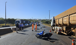 Acidente deixou via com trânsito lento - Foto: Vinícius Lemos/TV Paranaíba