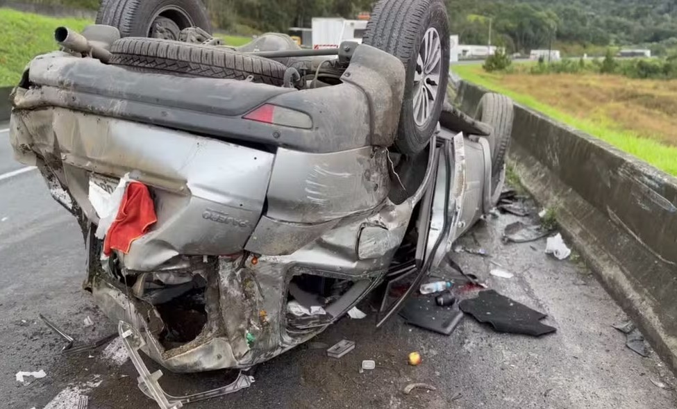 Carro de pneus para cima, onde estava Dunga