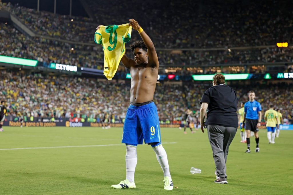 Endrick segurando a camisa do Brasil