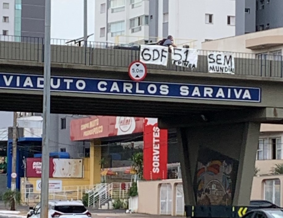 3 faixas brancas exibidas em viaduto para provocar a torcida do Palmeiras