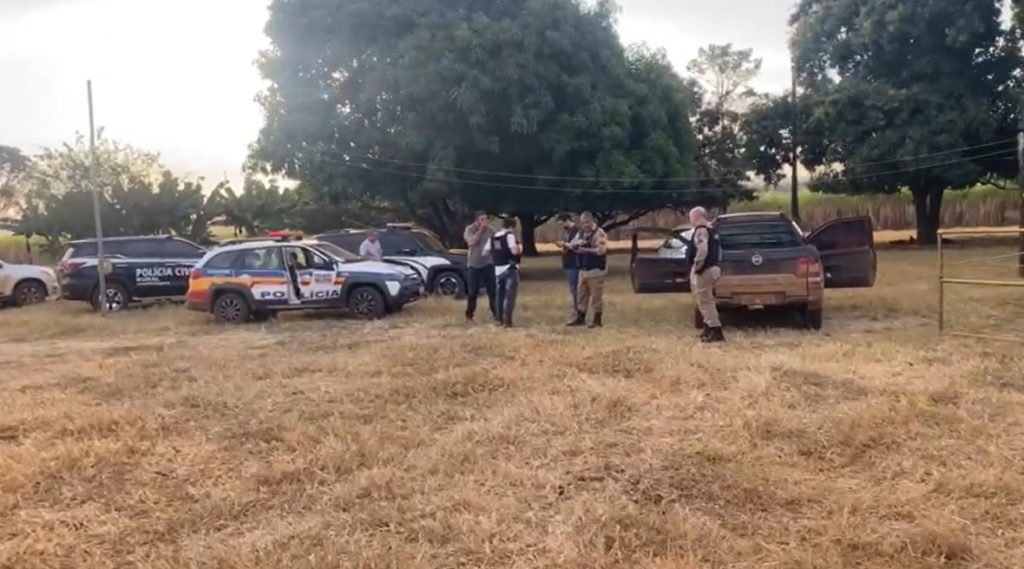 Fazenda com policiais em ocorrência de gado roubado