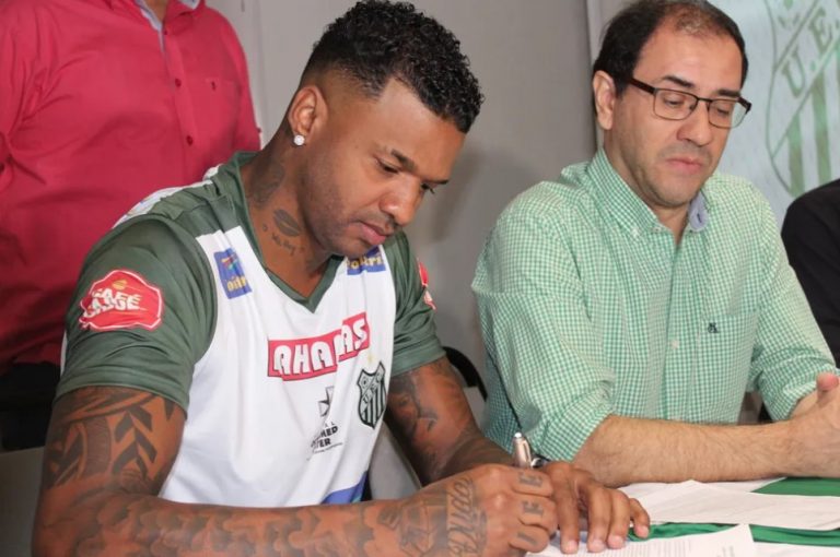 Goleiro Felipe assinando contrato com o Uberlândia Esporte Clube