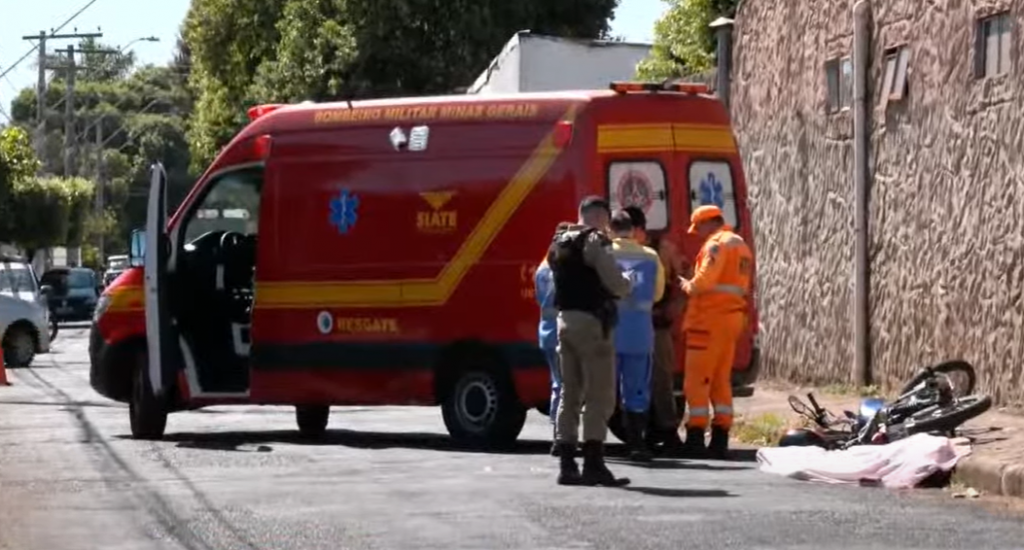 Polícia Militar e Corpo de Bombeiros no local onde o motociclista foi assassinado