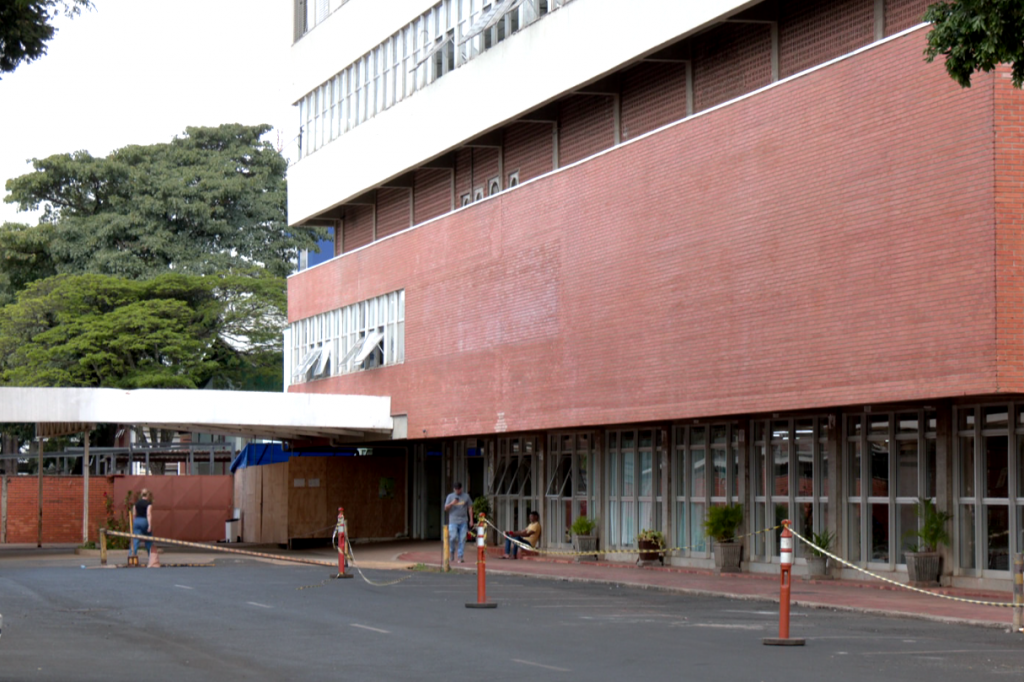 Fachada do Hospital de Clínicas da UFU, em Uberlândia