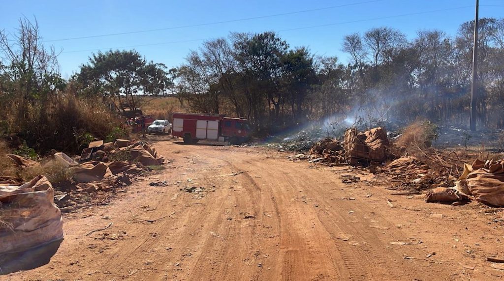 Incêndio sendo apagado em lixão