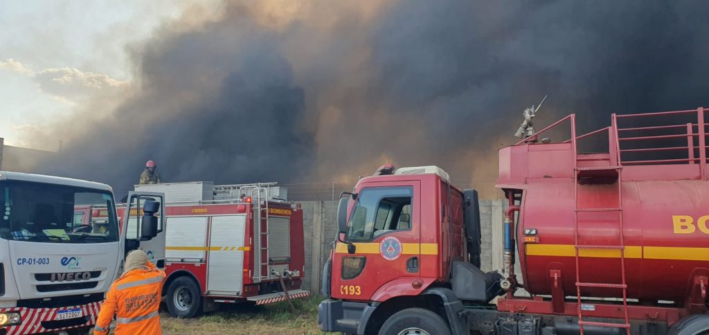 equipes do Corpo de Bombeiros trabalhando para combater o incêndio