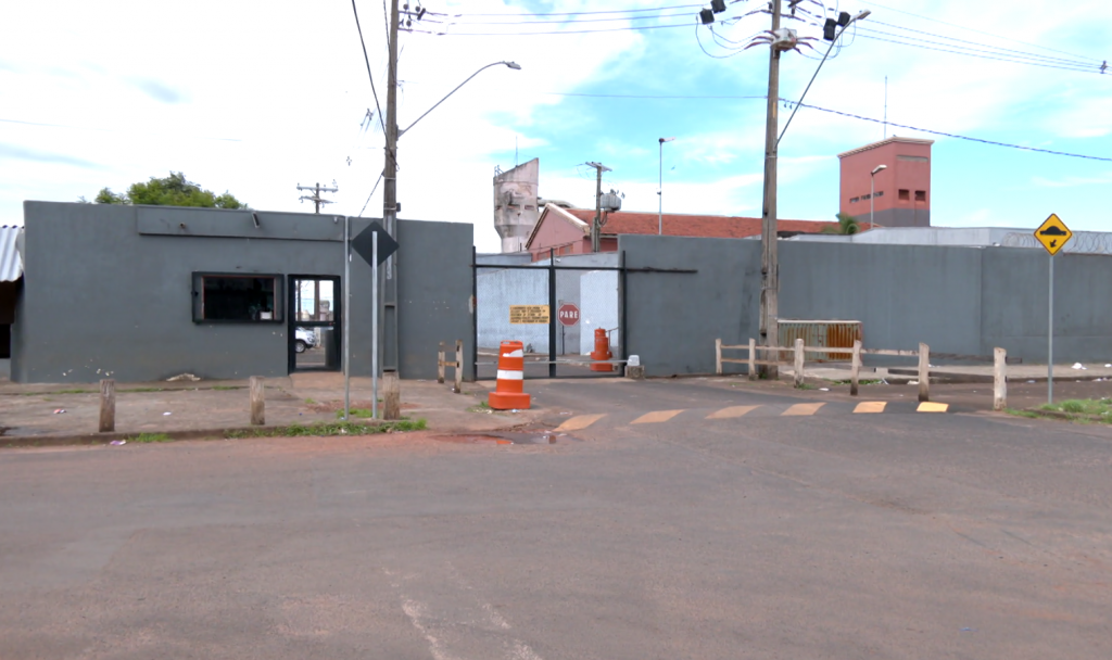 Fachada do Presídio Jacy de Assis, em Uberlândia, onde o policial penal trabalha