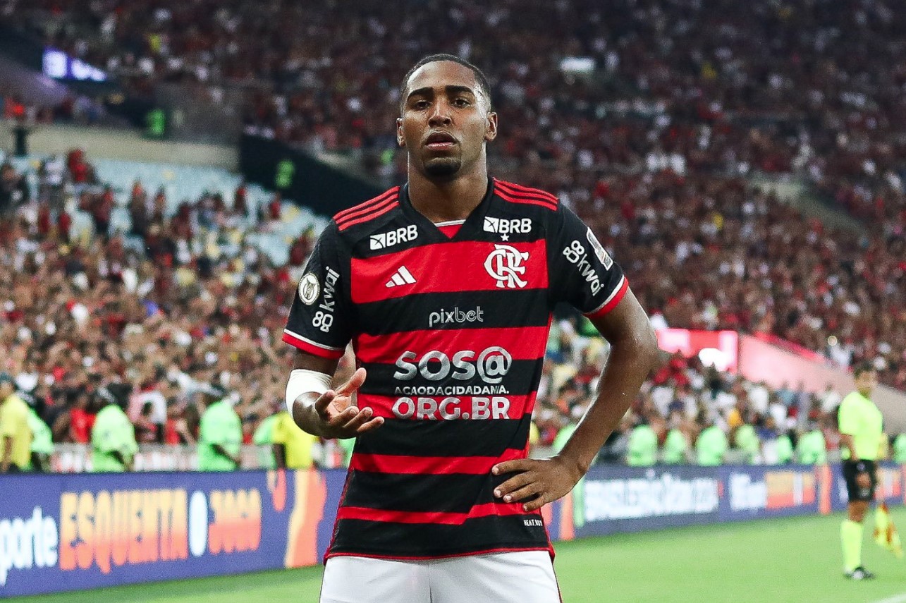 Lorran com a camisa do Flamengo