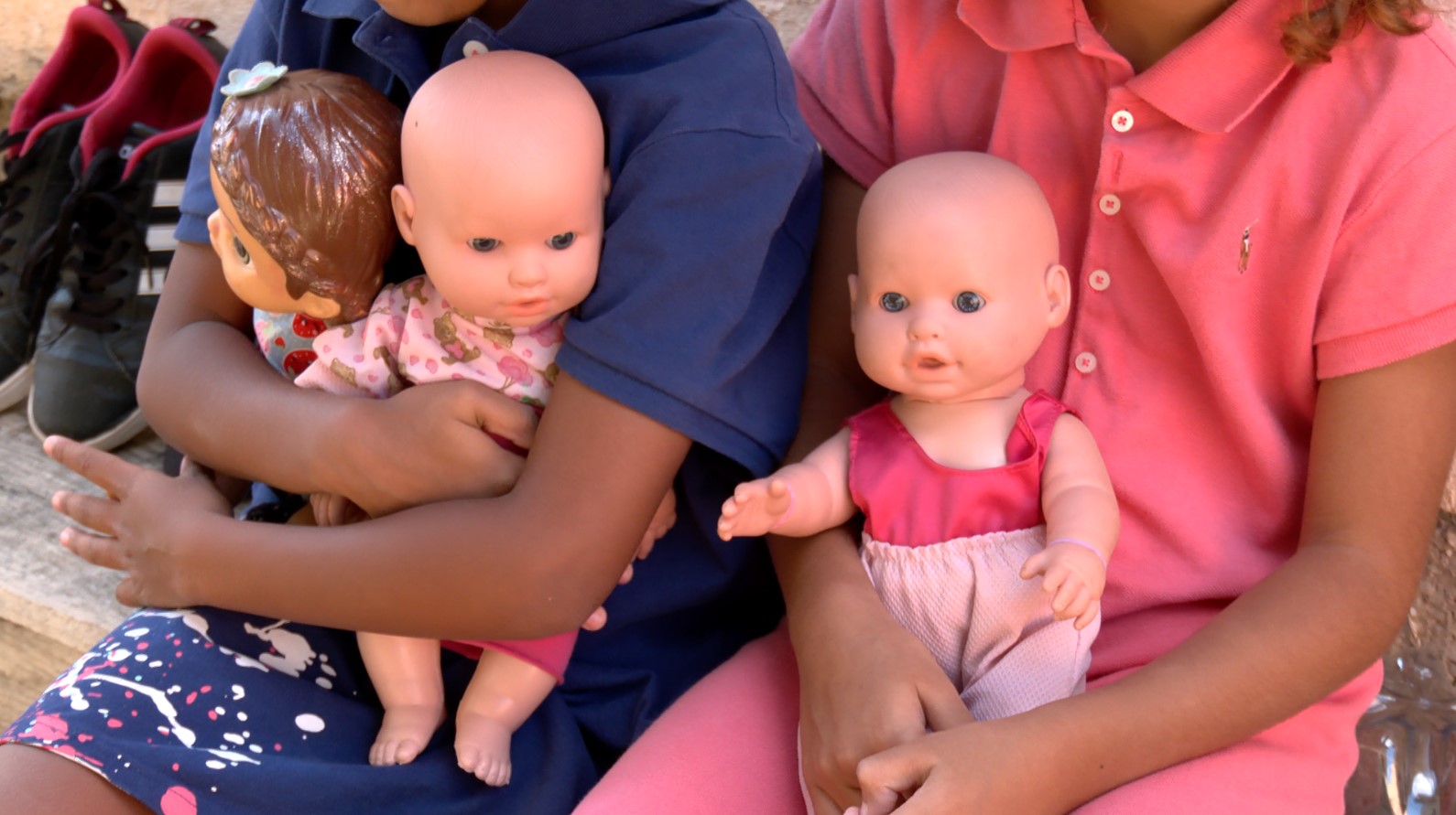 Meninas brincando com bonecas