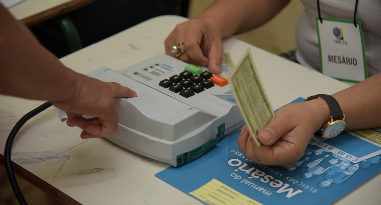 Mesários atuando no dia das eleições